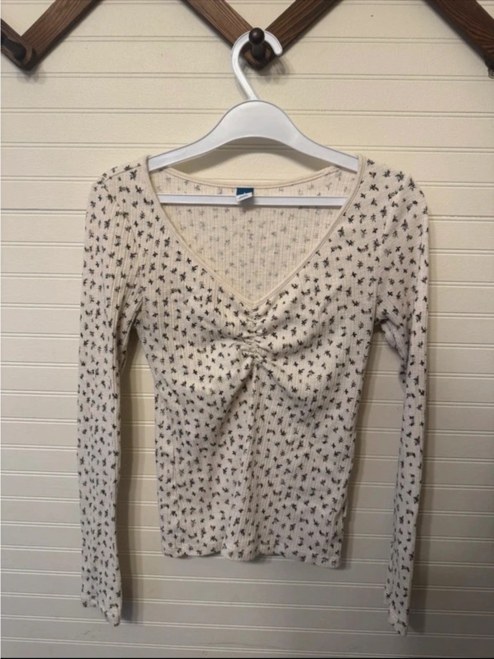 Old Navy Cream Long-Sleeve V-Neck Twist-Front Top with Black Floral Print
